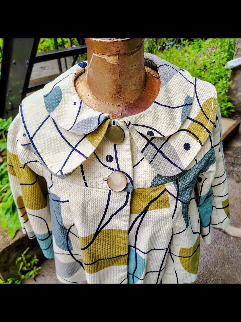 Lapis Abstract Print Peter Pan Collar Jacket in Cream, Olive & Blue Retro Print. - Picture 3 of 3